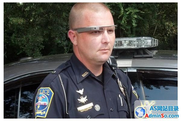 美国警察尝试巡逻中戴谷歌眼镜
