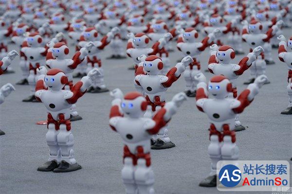 青岛1007台机器人广场跳舞：创吉尼斯纪录