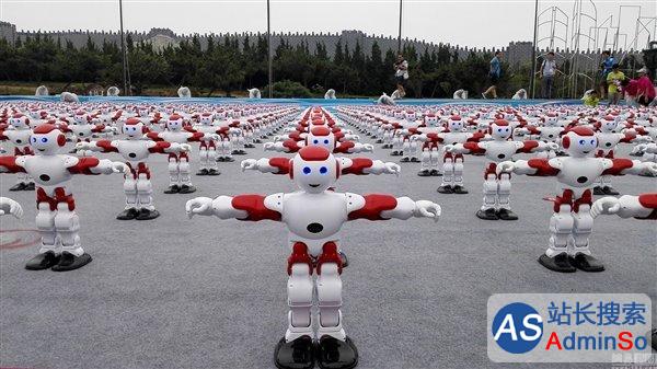 青岛1007台机器人广场跳舞：创吉尼斯纪录