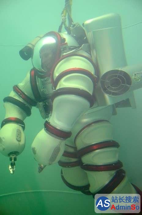 世界最强潜水服：搭载微型推进器，号称水下钢铁侠